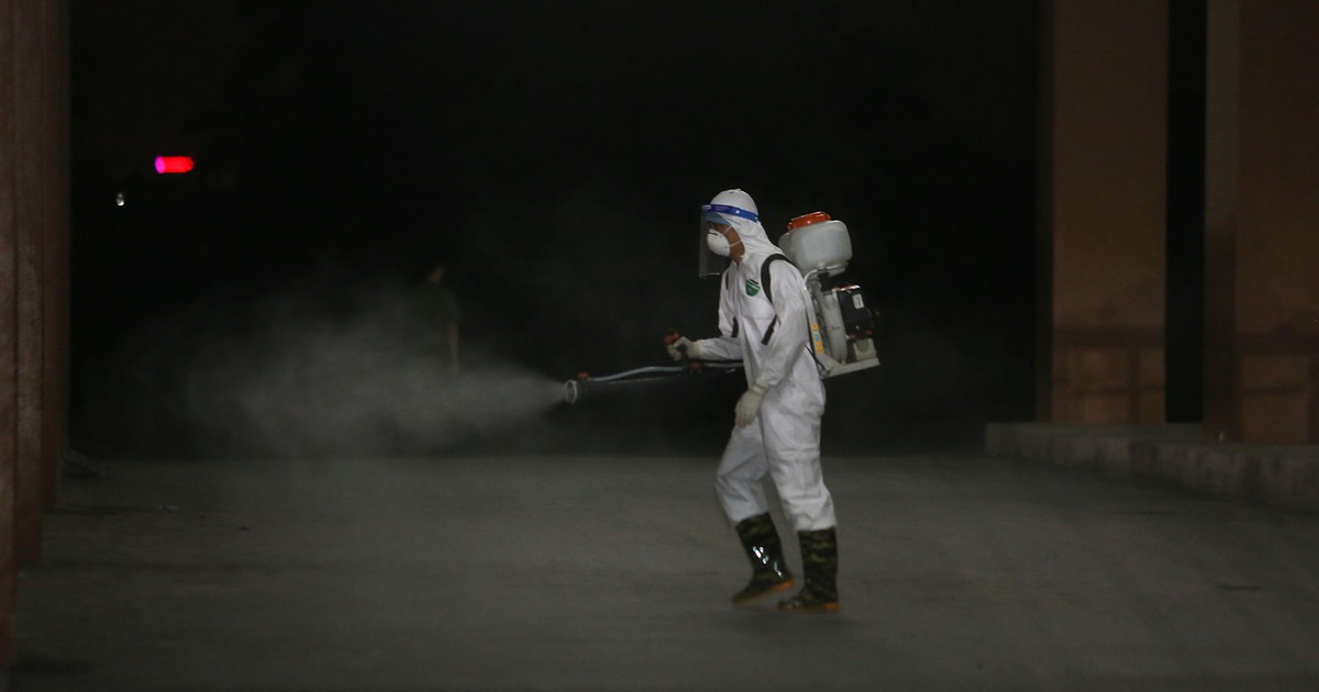 Hà Nội: Dựng lều dã chiến, phong tỏa 2 tòa chung cư vì cư dân nghi nhiễm Covid-19