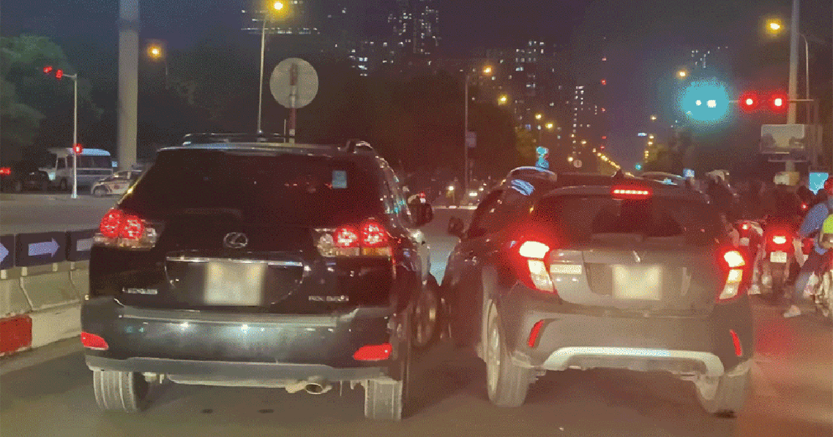 Xe Vinfast Fadil rượt đuổi xe sang Lexus như phim hành động trên phố Hà Nội