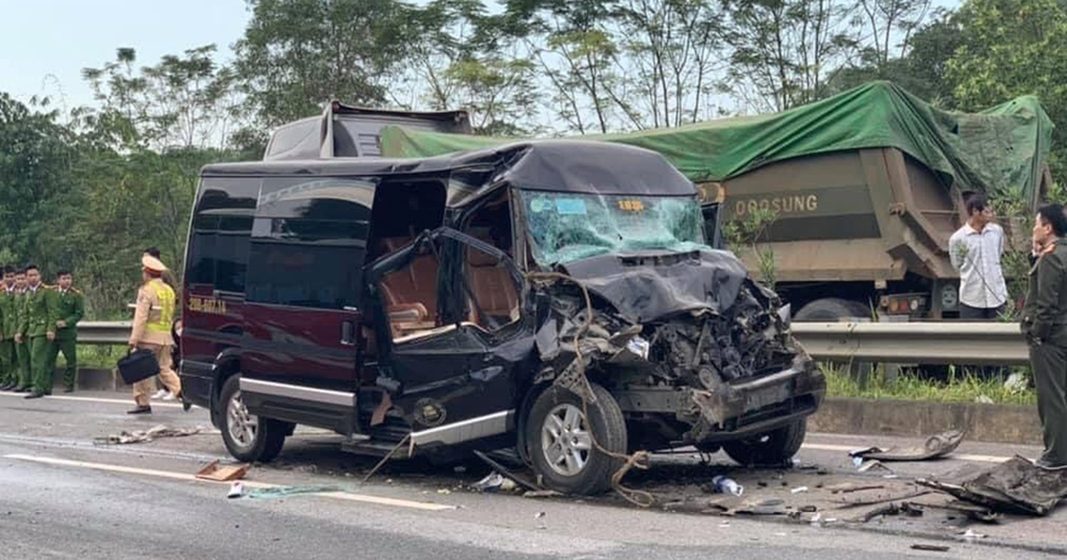 Xe khách Limousine tông xe đầu kéo trên cao tốc, 8 người bị thương
