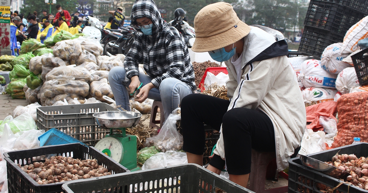Nơi ngã tư thường xảy ra tắc đường, tình người vẫn kịp ‘ghé qua’
