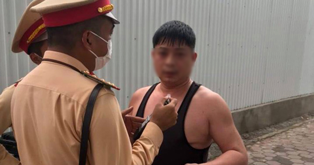 ‘Ma men’ không đo nồng độ cồn, rút thẻ quân nhân ‘dọa’ CSGT
