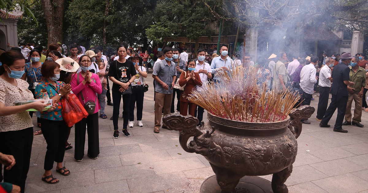 Hàng ngàn người dân đi lễ đền Hùng trước ngày chính lễ