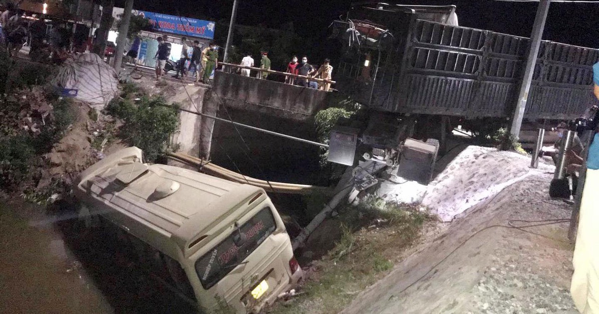 Xe đầu kéo húc xe khách xuống sông, 7 người thương vong