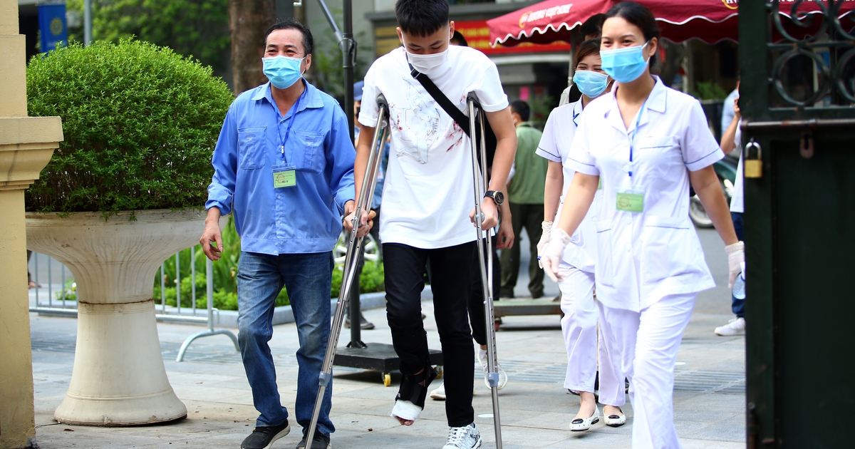 Thi THPT 2021: Thí sinh chống nạng đến điểm thi lớn nhất Hà Nội vào phút chót