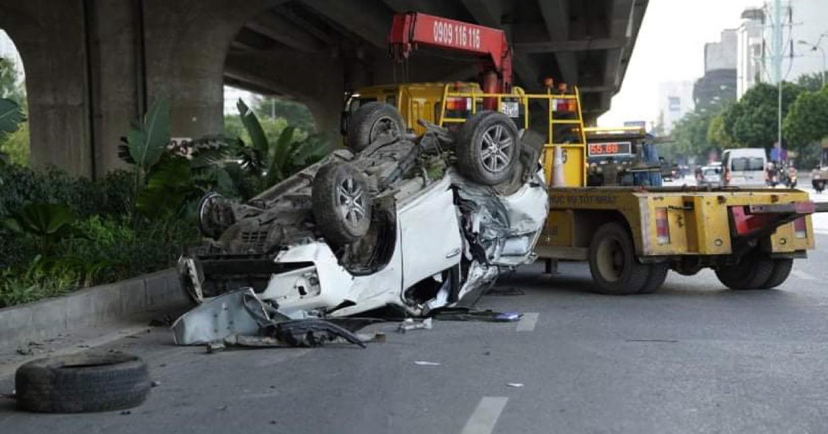 Ô tô đâm vào cột đèn phơi bụng giữa đường, tài xế thoát nạn