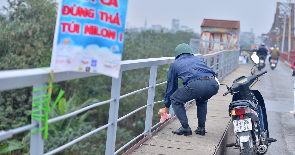 Giúp người dân thả cá, bát hương, tiễn ông Táo về trời