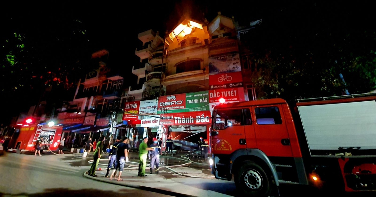 Cháy tổng đại lý xe đạp điện, nhiều tài sản bị thiêu rụi