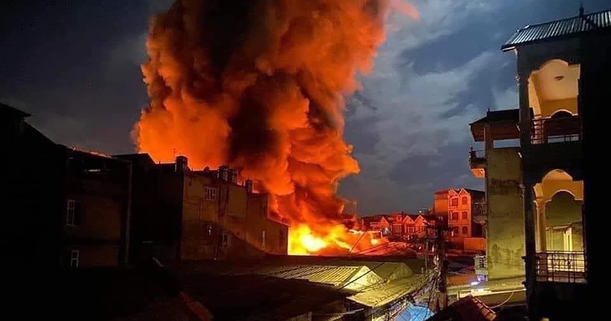 Bắc Ninh: Hàng trăm gian hàng ở chợ Đọ bốc cháy ngùn ngụt trong đêm