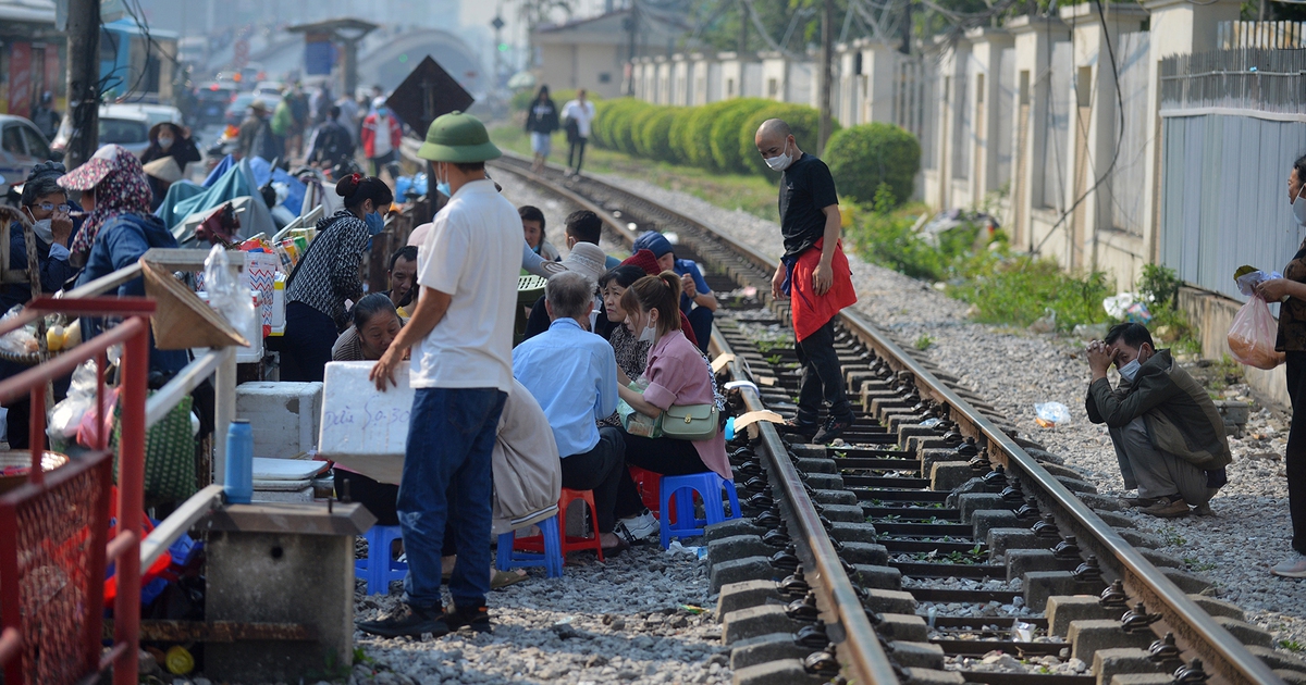 Thản nhiên uống trà, ăn sáng… trên đường ray tàu hoả