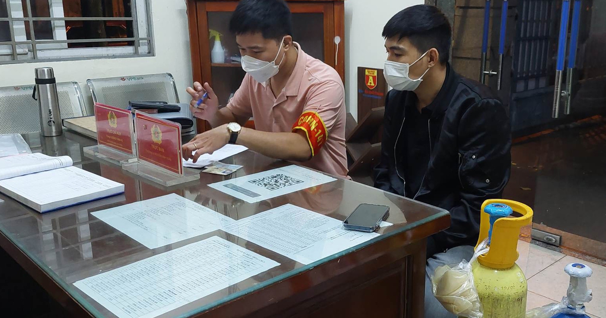 Cảnh sát 141 hóa trang tóm gọn nam thanh niên đang 'ship' 2 bình khí cười