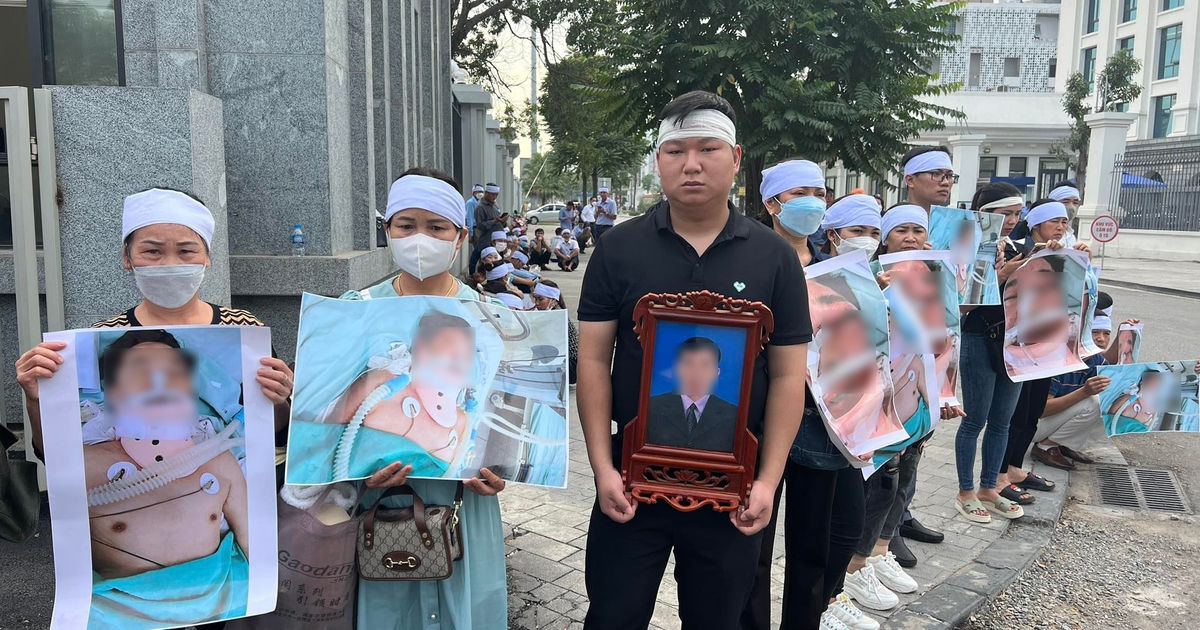 Cả nhà ôm di ảnh người thân đến tòa xét xử vụ đánh chết người sau bữa nhậu