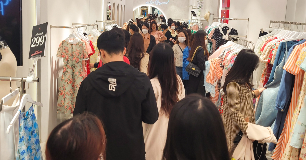 Người Hà Nội chen nhau mua sắm trong tối Black Friday