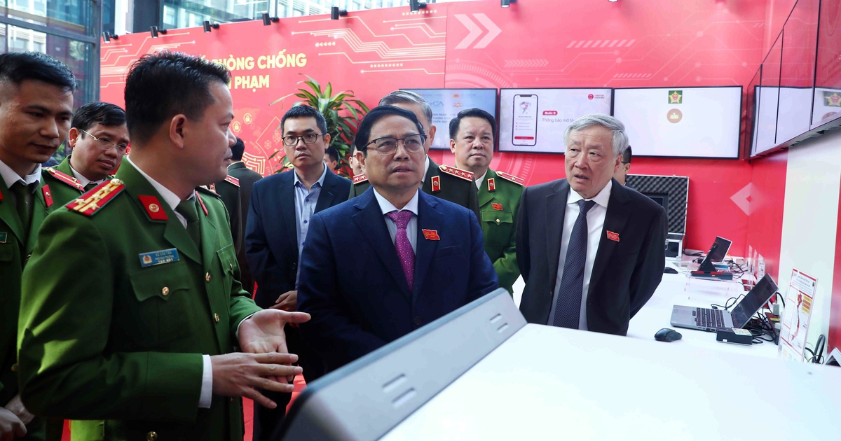 Thủ tướng tham quan triển lãm tiện ích ứng dụng dữ liệu về dân cư