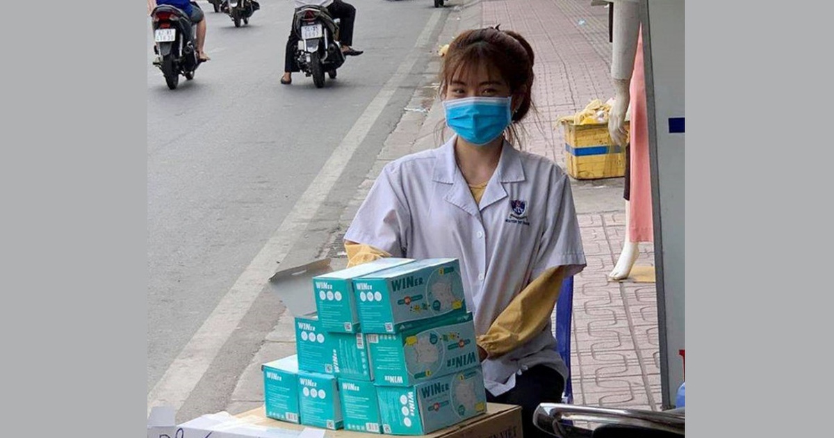 Gặp cô gái trẻ nổi tiếng nhờ... phát khẩu trang miễn phí