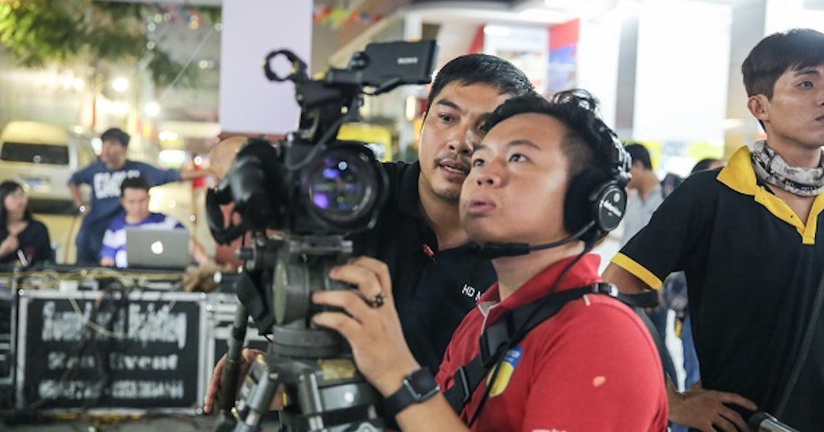 Ngành truyền thông đa phương tiện khác quan hệ công chúng như thế nào?