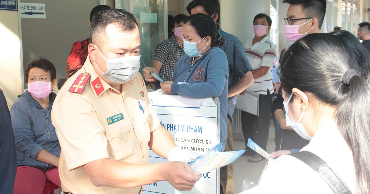 Phát khẩu trang miễn phí cho người dân trong dịch corona chưa bao giờ hết 'nóng'