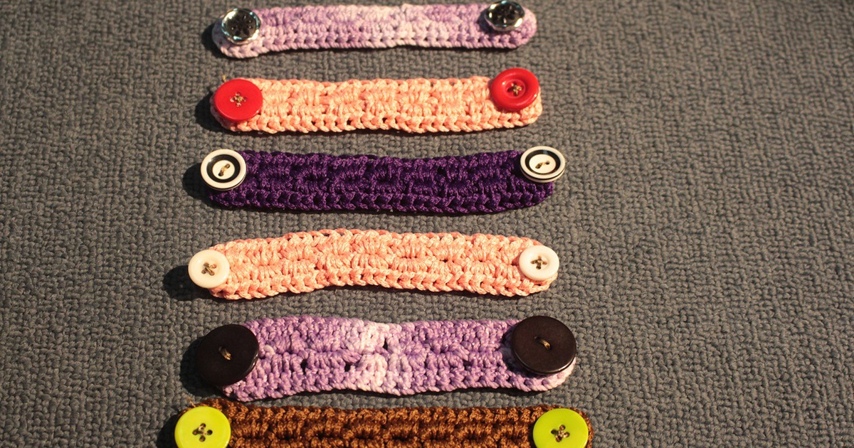 Móc hàng ngàn 'tai giả' bằng len tặng tuyến đầu chống dịch Covid-19