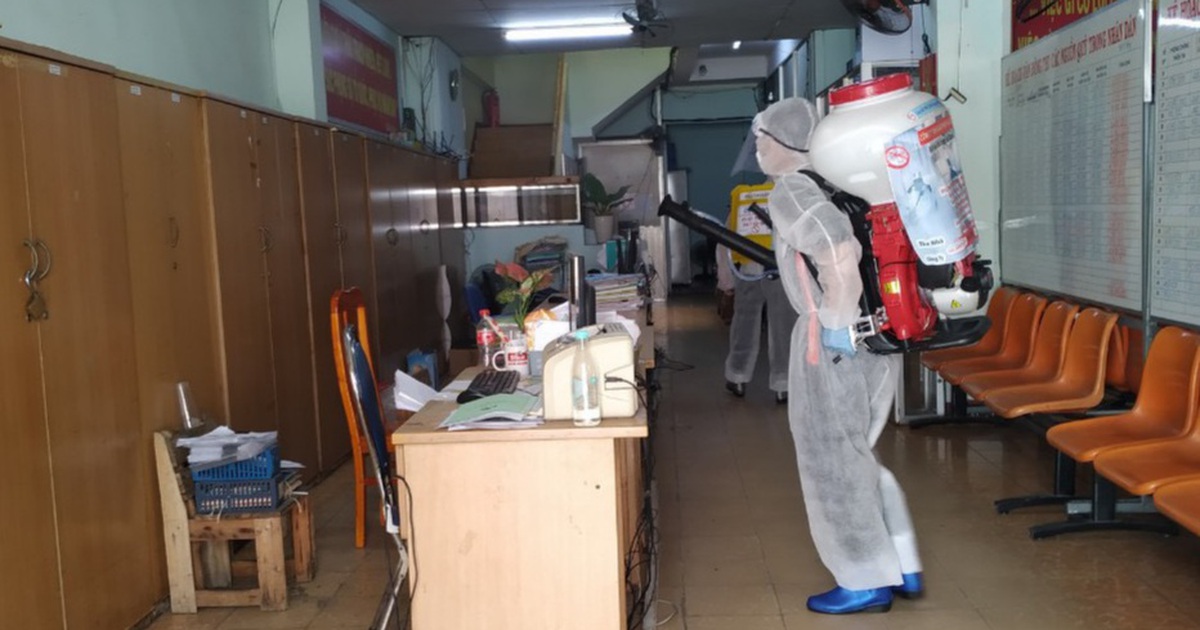 Những chàng trai kể chuyện đi khử khuẩn mùa dịch