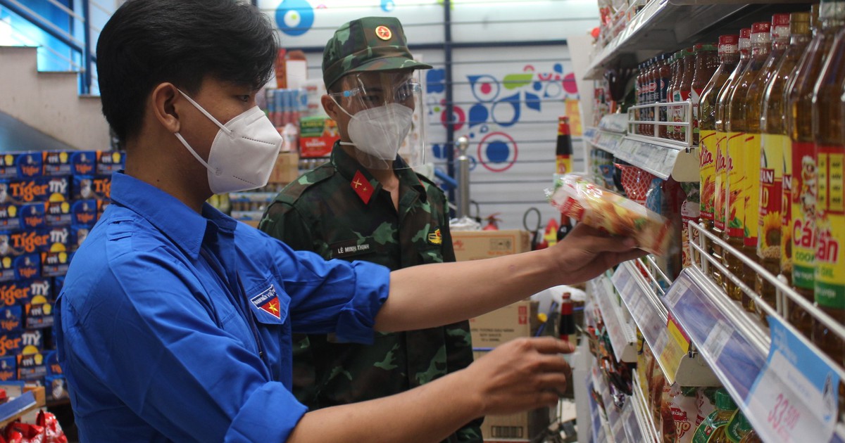 Nam sinh lớp 11 lấy sức trẻ tham gia chống dịch Covid-19