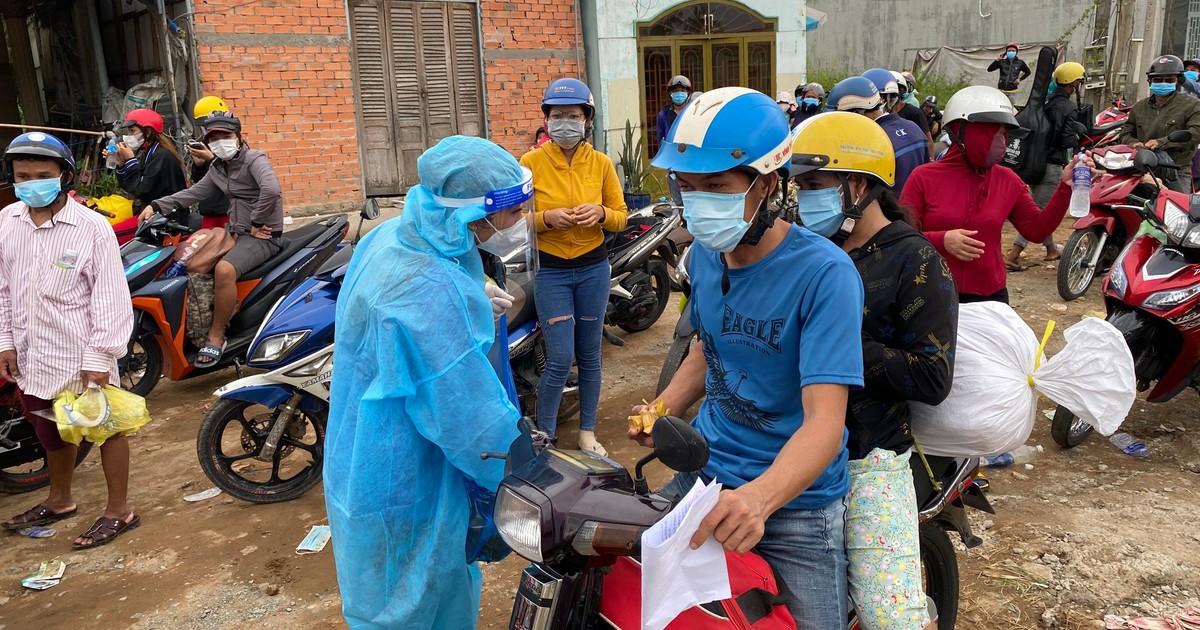 Tặng bánh dừa tiếp sức cho bà con miền Tây về quê