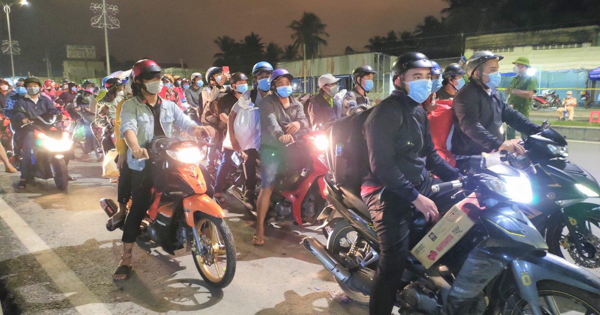Những người rời TP.HCM về quê cố gắng tránh lây nhiễm Covid-19