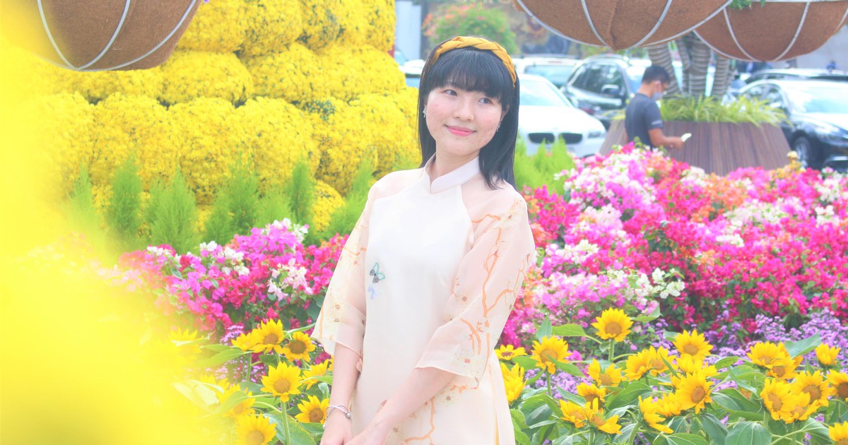 Nô nức diện áo dài, quần áo đẹp xuống phố chụp hình tết 2022