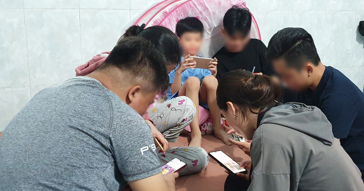 'Tết là dịp sum vầy sao ai cũng bấm điện thoại'!