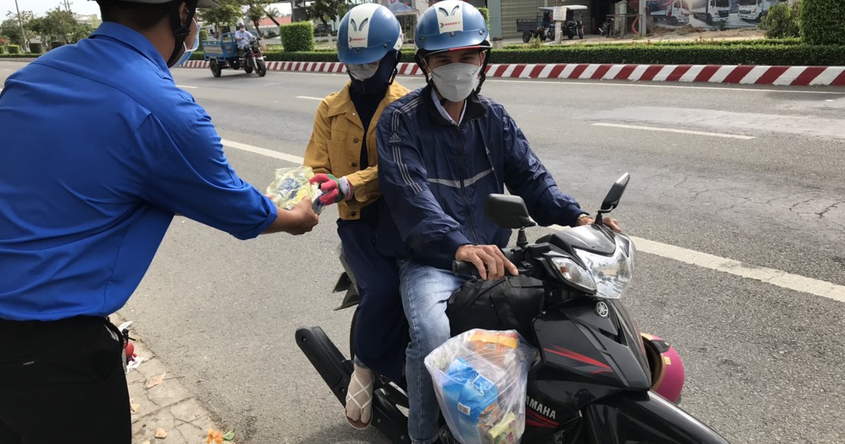 Tặng hàng ngàn chai nước miễn phí cho bà con miền Tây trở lại TP.HCM