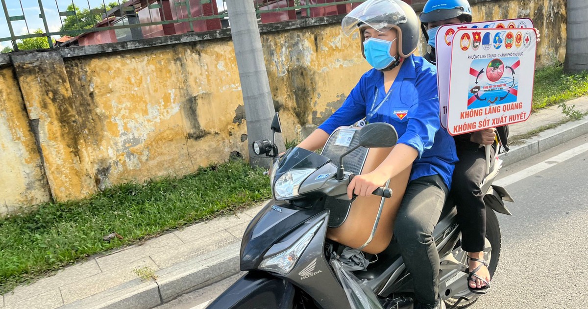 Chạy xe máy khắp phường để tuyên truyền dịch sốt xuất huyết