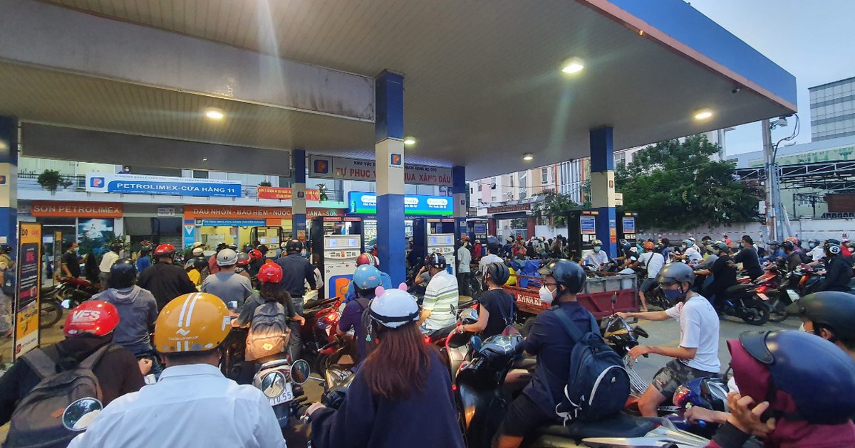 Kinh hoàng cảnh chen chân, xếp hàng dài chờ đổ xăng sau giờ tan làm