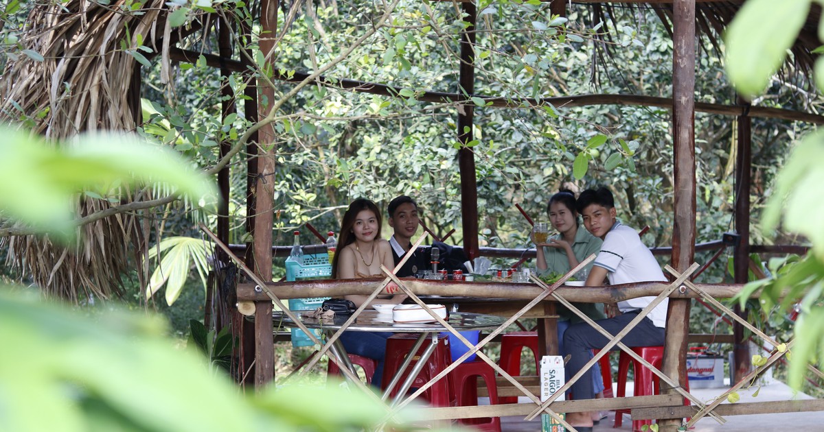 Chơi tết 'độc lạ' giữa sông, trải nghiệm cuộc sống không điện và wifi...