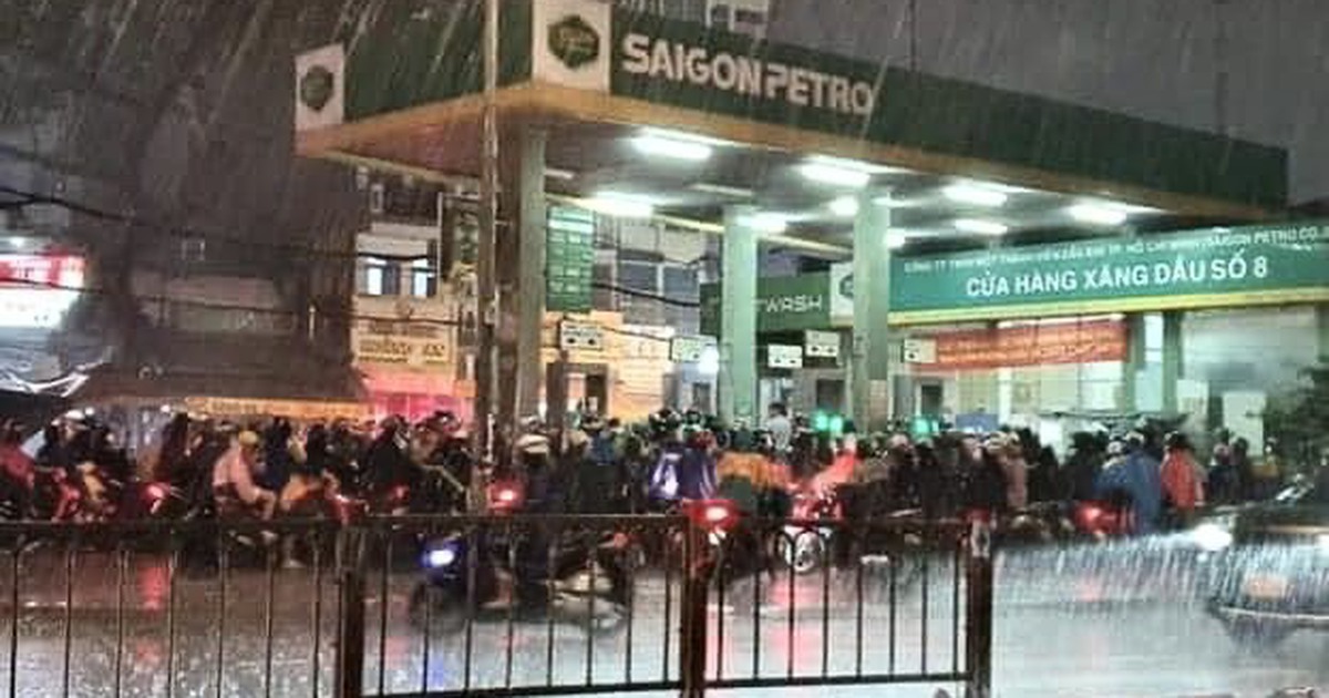 Đội mưa hay canh khung giờ 'vàng' là cách người trẻ được đổ đầy bình xăng