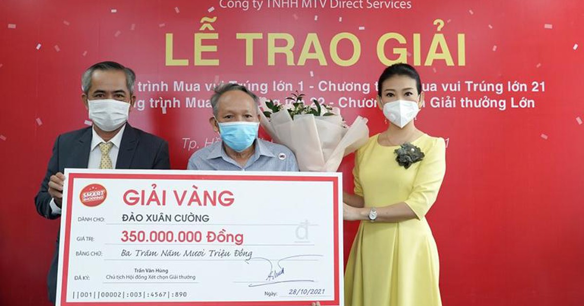 Nghệ sĩ ưu tú Mỹ Uyên trao 2,2 tỉ đồng cho khách hàng Smart Shopping