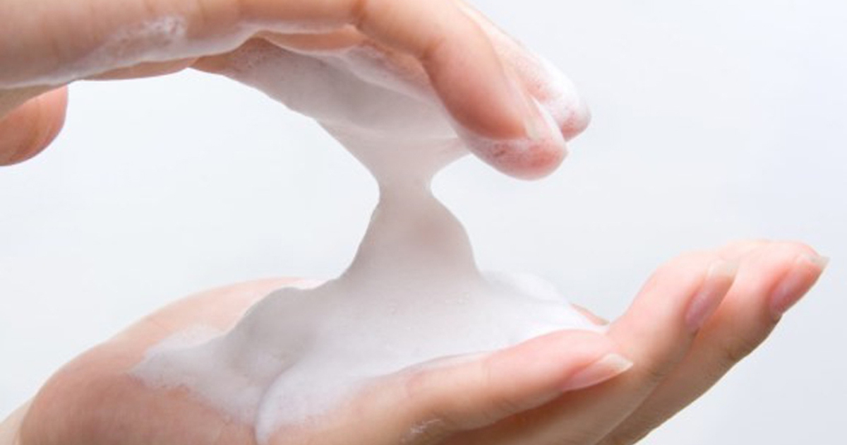 Sữa rửa mặt nhiều bọt hay ít bọt thì tốt hơn?