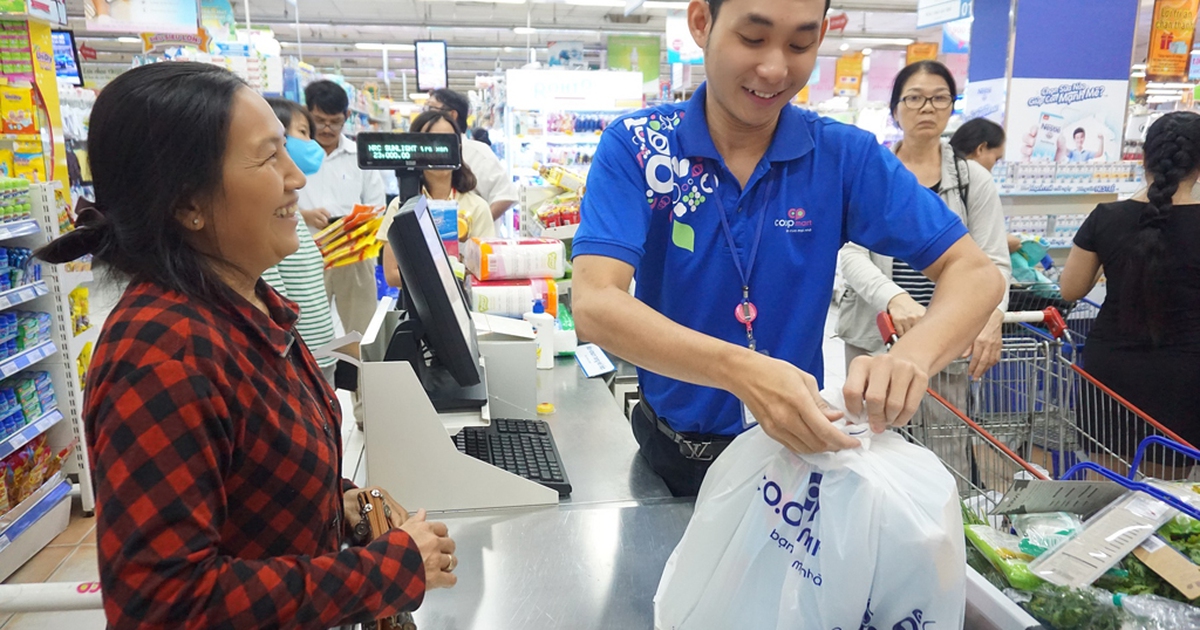 Chỉ với 5.000 đồng mua được 6 gói sữa tiệt trùng tại Co.opmart