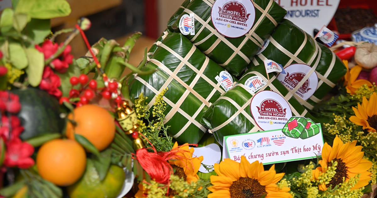 Trường Saigontourist tổ chức thi gói bánh chưng, quà mừng ‘Xuân yêu thương’