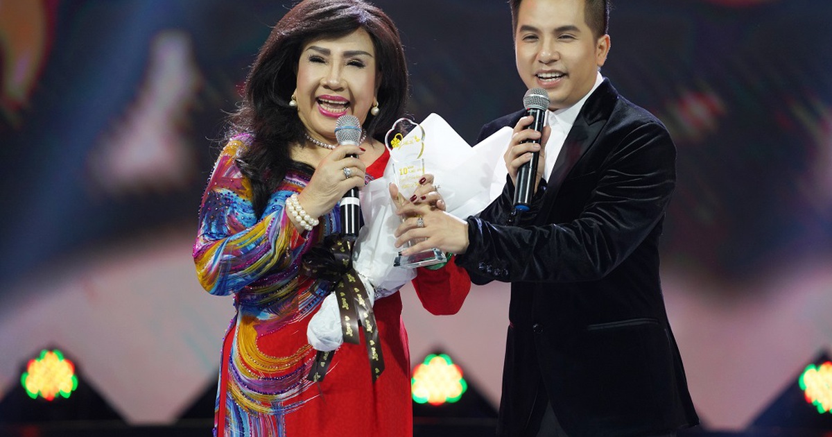 NSND Lệ Thủy nhận kỷ niệm chương 10 năm cống hiến do con trai tặng