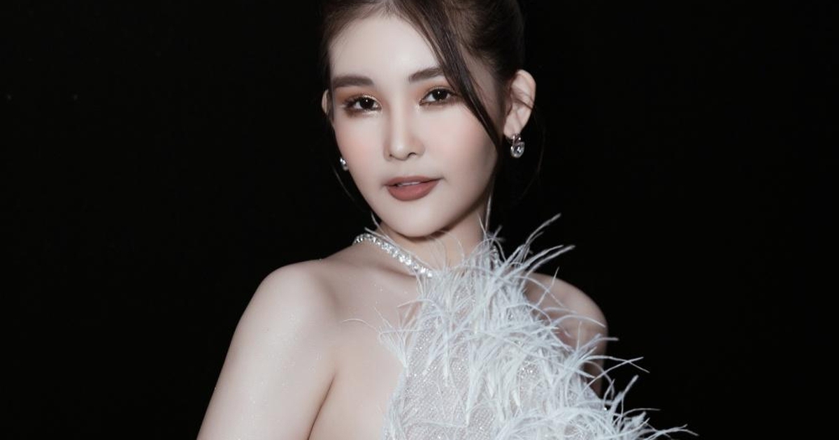 Lê Âu Ngân Anh diện đầm yếm, khoe lưng trần gợi cảm