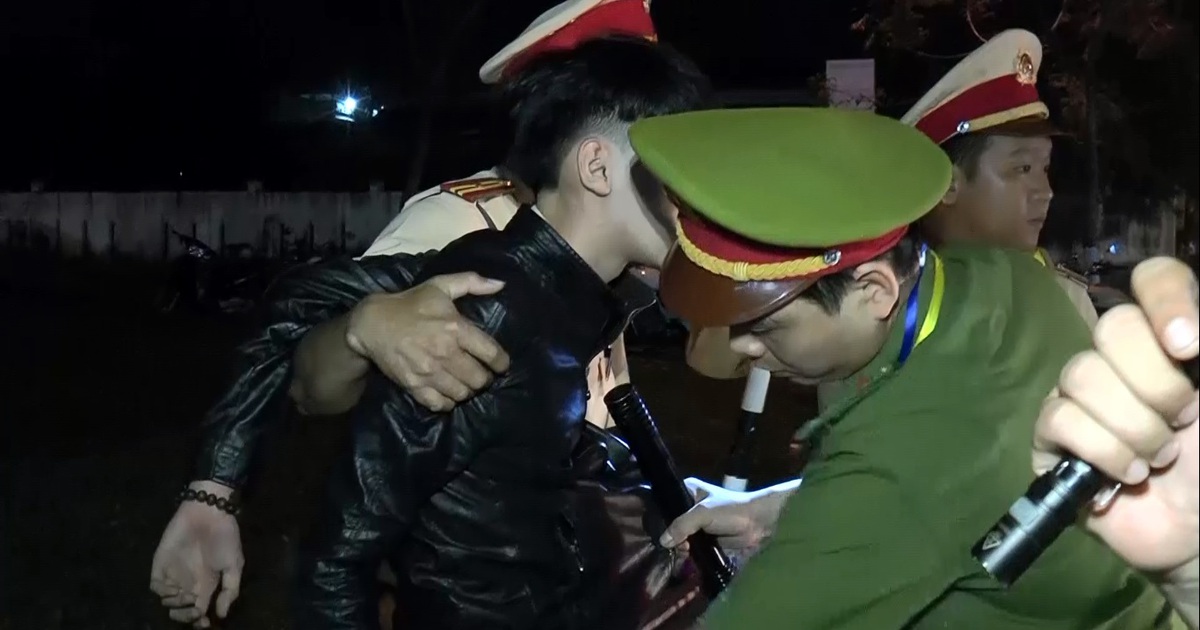 Để người dân nghỉ lễ bình yên, '911' vẫn căng mình xuyên đêm trấn áp tội phạm