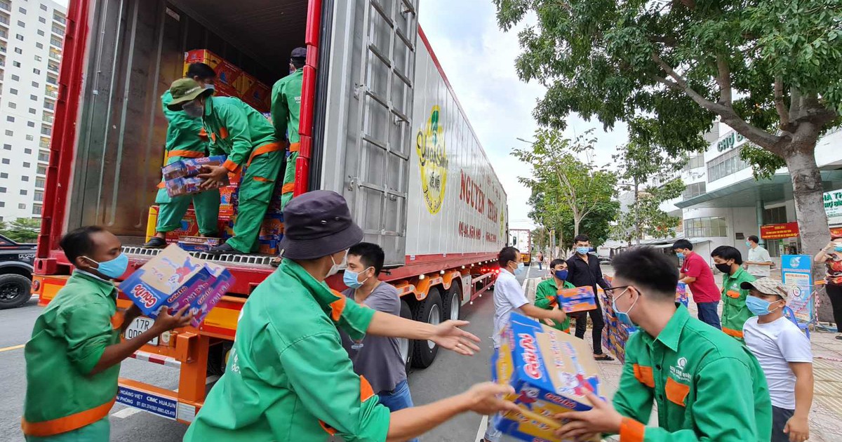 'Trả lại Sài Gòn náo nhiệt cho tui': Ra khỏi nhà vì nghĩa tình, vì yêu thương