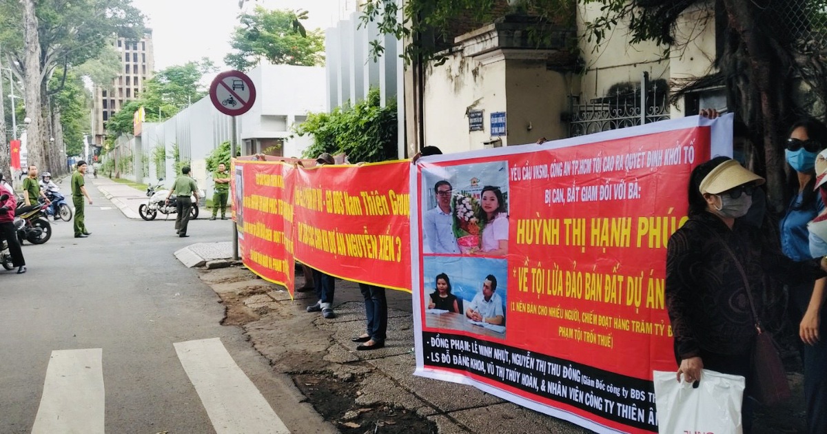 Khách hàng yêu cầu khởi tố bà Huỳnh Thị Hạnh Phúc