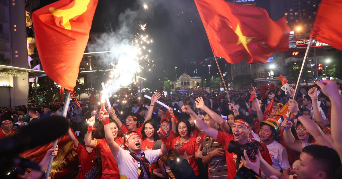 CĐV nhảy múa, đốt pháo sáng mừng tuyển Việt Nam vào chung kết AFF Cup