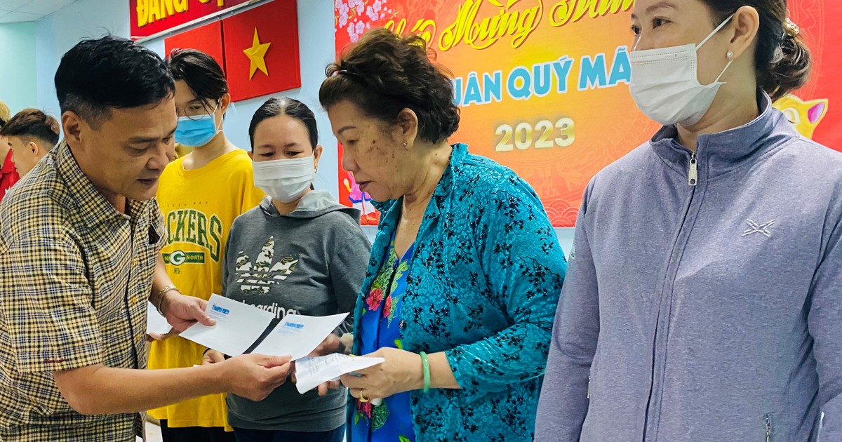 Tặng quà tết cho bà con nghèo và thanh niên chuẩn bị nhập ngũ