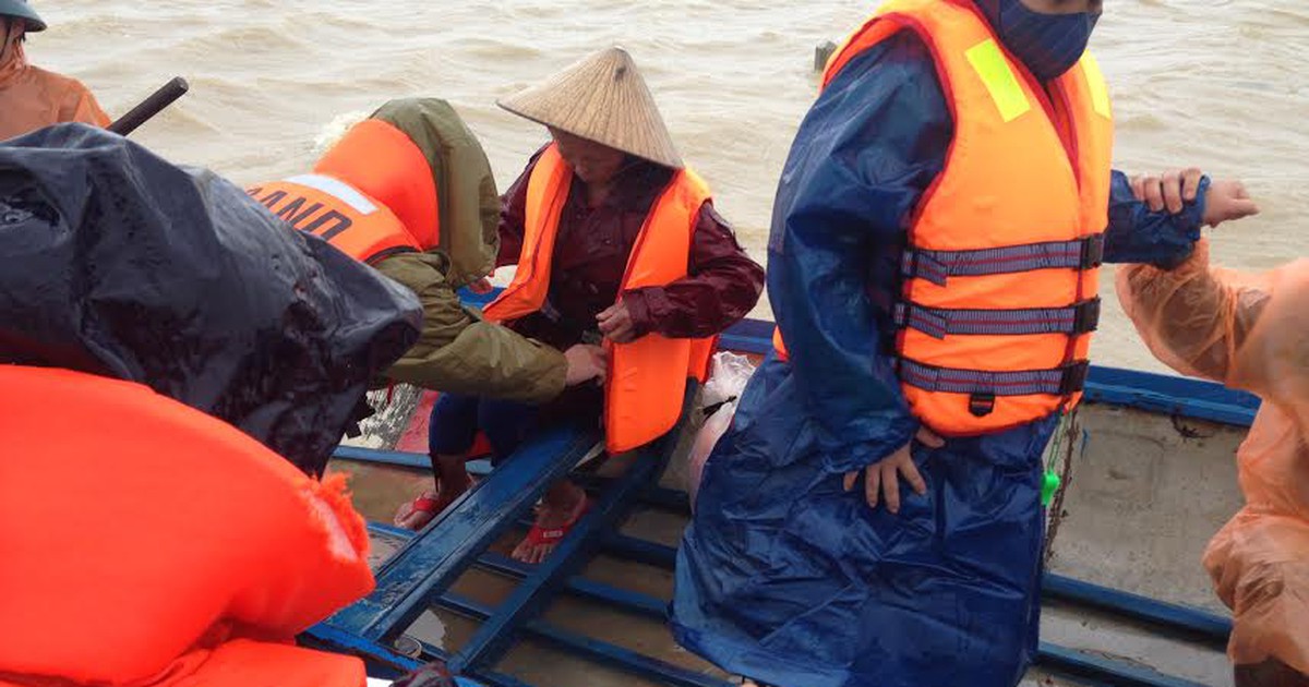 Công an lái ca nô đưa sản phụ trở dạ vượt lũ đến viện sinh con