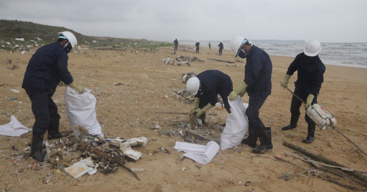Thu gom dầu vón cục, chai lọ in tiếng nước ngoài ở bãi biển Rạng