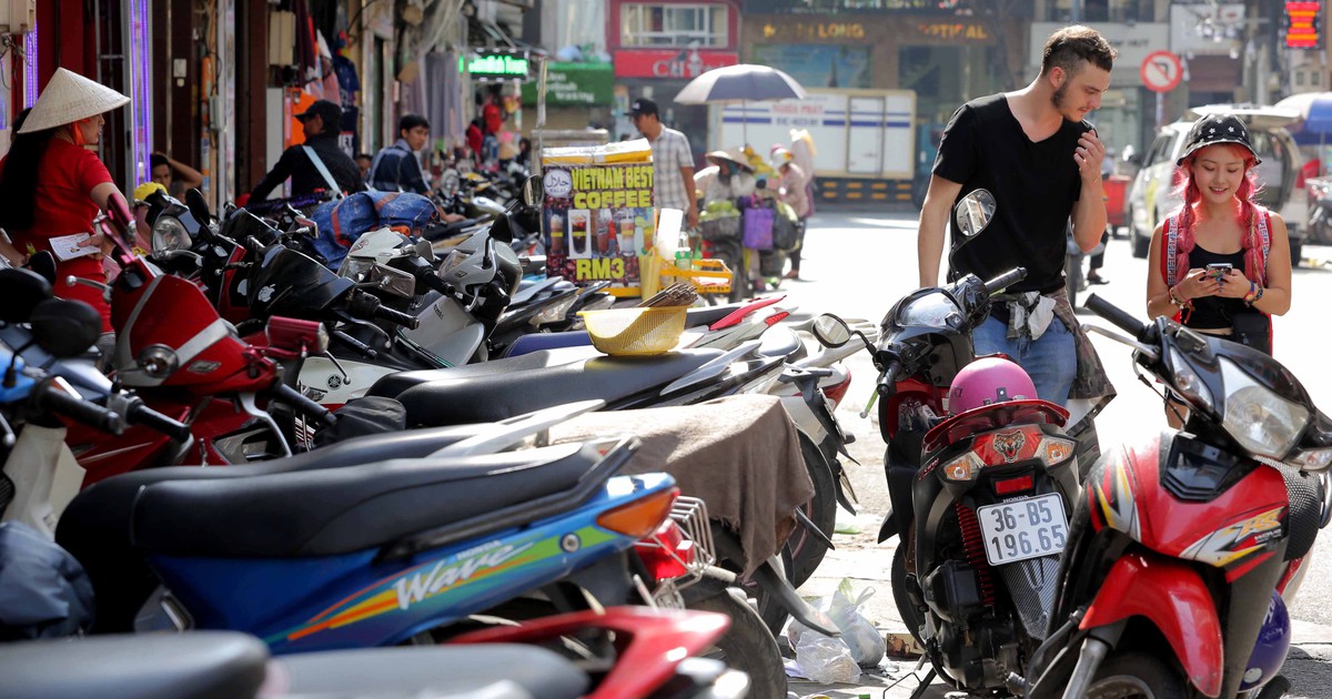 TP.HCM: Dùng dằng xử lý tình trạng lấn chiếm lòng lề đường