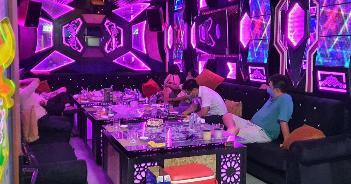 TP.HCM: 98 nhân viên và khách hát karaoke tại nhà hàng The King âm tính với Covid-19