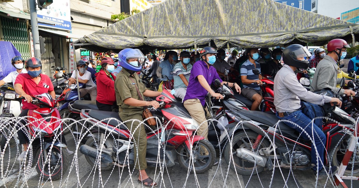 Sở Y tế TP.HCM đề xuất giãn cách xã hội toàn thành phố thêm 14 ngày