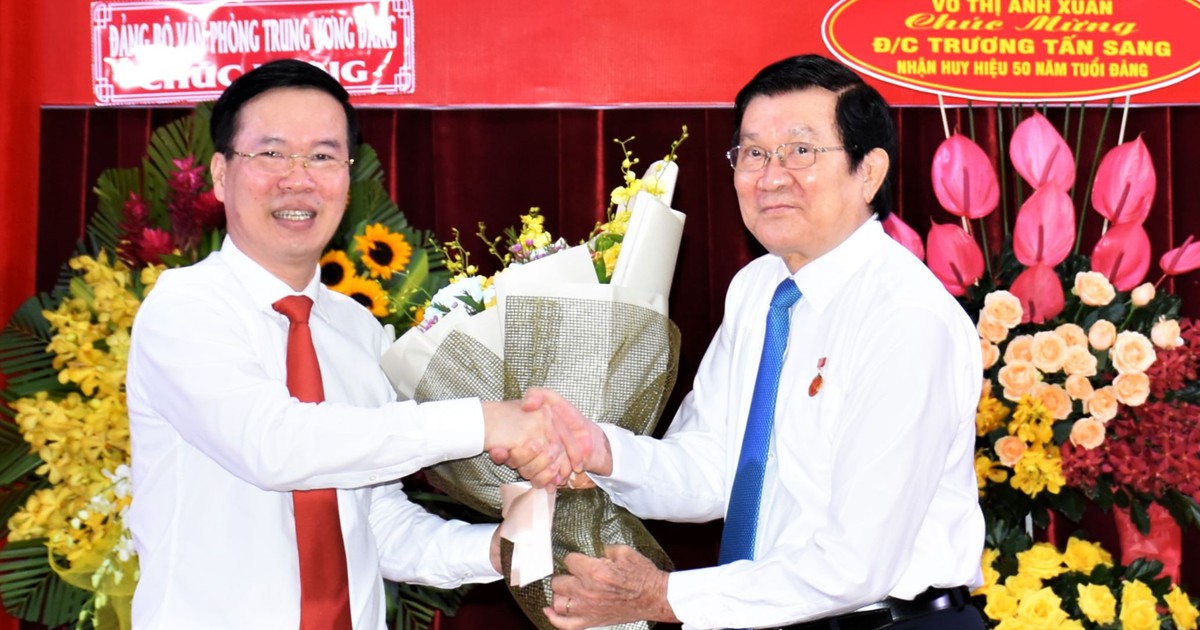 Nguyên Chủ tịch nước Trương Tấn Sang nhận Huy hiệu 50 năm tuổi Đảng