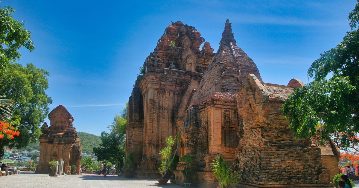 Cụm đền tháp Champa nào được thờ phụng lâu dài nhất?